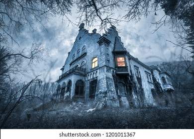 Oud verlaten spookhuis