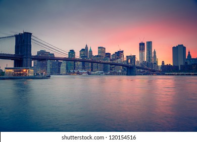 夕暮れ時のブルックリン橋、ニューヨーク市