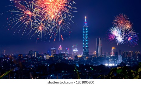 台北の街並み夜景と花火。夕暮れ時の台湾の街並み、山の視点からの公共の場。