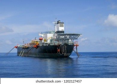 Buque cisterna de descarga de almacenamiento flotante o también conocido como FSO flotando en mar abierto.