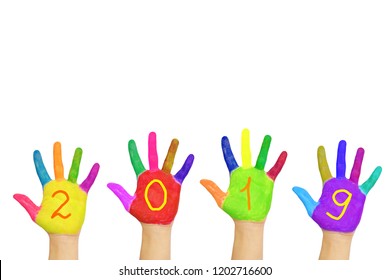 Børn farverige hænder danner nummer 2019. Isoleret på hvid baggrund. Børns glæde og lykke. Familie sjov. Symbolet på det nye år. Fest og ferie koncept. Børn er glade.