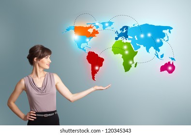 Người phụ nữ trẻ xinh đẹp trình bày bản đồ thế giới đầy màu sắc