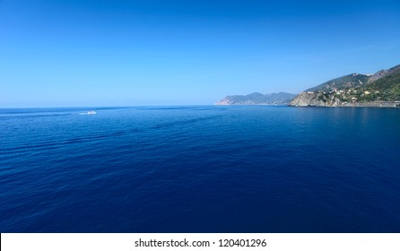穏やかな地中海とイタリアのチンクエテッレ国立公園の海岸