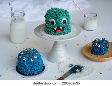 子供の誕生日、子供の日、パーティー、ハロウィーンの日のための自家製ケーキ / モンスター テーマ ケーキ / 子供たちがケーキを作ったり飾ったりする際に創造性を発揮するスマッシング タイム
