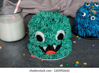 Hausgemachte Kuchen für Kindergeburtstag, Kindertag, Party und Halloweentag / Monster-Themenkuchen / Tolle Zeit für Kinder, ihre Kreativität beim Backen und Dekorieren des Kuchens einzubringen