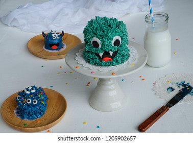 Zelfgemaakte taarten voor kinderverjaardag, kinderdag, feest en halloweendag / Monster Theme Cake / Smashing time voor kinderen om hun creativiteit te gebruiken bij het maken en decoreren van de taart