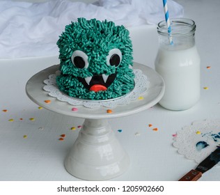 Hausgemachte Kuchen für Kindergeburtstag, Kindertag, Party und Halloweentag / Monster-Themenkuchen / Tolle Zeit für Kinder, ihre Kreativität beim Backen und Dekorieren des Kuchens einzubringen
