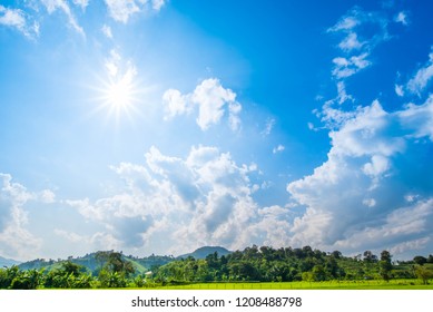 Panoráma horskej krajiny, tapeta Krása prírody s modrou oblohou a slnkom. Krajina Príroda Pozadie. Obrázok pre letnú sezónu.