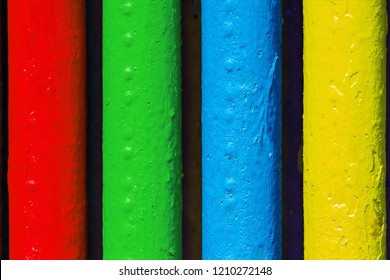 有名なソフトウェア メーカーのロゴの色でペイントされたパイプ。株式会社のロゴのコンセプト。赤、緑、青、黄色のチューブの色