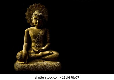 Estatua de Buda sentado en meditación con espacio negro en el lado izquierdo