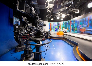 La cámara en el estudio está transmitiendo a periodistas leyendo noticias. Fondo borroso tiene periodista o reportero.