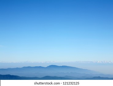 Montaña azul con fondo de cielo azul y nubes