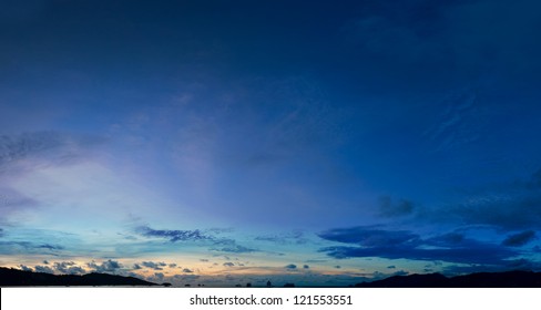 Toàn cảnh bầu trời đêm mây trên bến cảng biển nhiệt đới