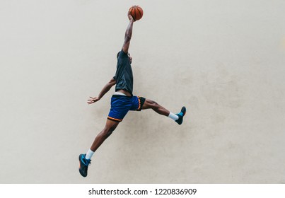 Cầu thủ bóng rổ tập luyện trên sân ở thành phố New York