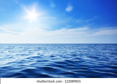 Schöner Himmel und blauer Ozean