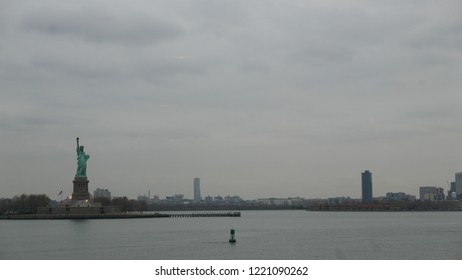 La vista de la famosa Estatua de la Libertad de la ciudad de Nueva York en tiempo nublado