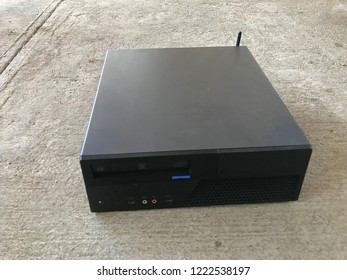 An old, non-functioning personal computer.