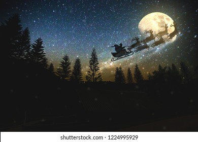 Foto de ruido, Navidad, ¡Feliz Navidad y felices fiestas! Santa Claus volando en su trineo contra el cielo lunar.