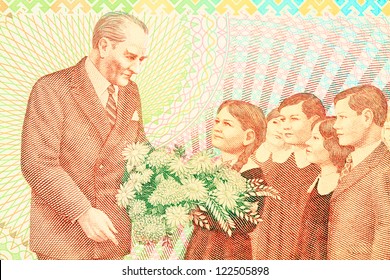 Atatürk mit Kind symbolisiert die Revolution des neuen türkischen Alphabets. Nahaufnahme der alten türkischen Banknote (100.000 TL)