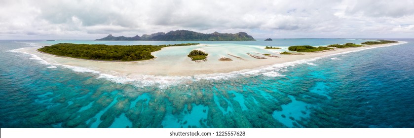 Luftaufnahme der Insel Raivavae mit Sandstränden, Korallenriff und Motu der grünen Inseln in der azurblauen türkisblauen Lagune. Tubuai-Inseln (Austral-Inseln), Französisch-Polynesien, Ozeanien. Tahiti und ihre Inseln