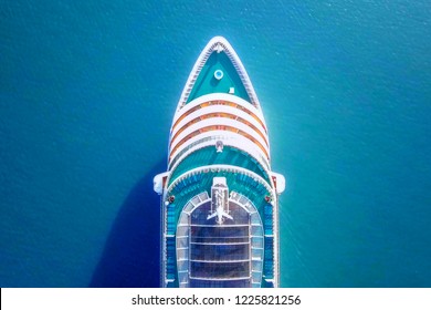 Crucero navegando por el mar Mediterráneo - Imagen aérea