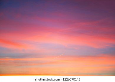 ピンクとブルーの空。夕焼け雲の淡いパステルカラーの効果