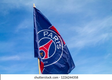 Klub Sepak Bola Paris Saint-Germain. Bendera PSG dengan langit biru dan awan di latar belakang di Paris, Prancis. Sebuah tim Liga Champions UEFA.