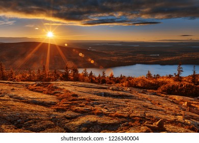 Zonsopgangscène vanaf de Blue Hill Overlook van Cadillac Mountain in Acadia National Park, Maine (VS). HDR-composiet van meerdere belichtingen.