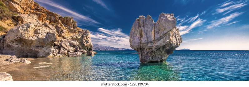 Playa de Preveli en la isla de Creta con agua clara azul, Grecia, Europa. Creta es la más grande y poblada de las islas griegas.