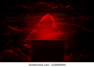 Concepto de delito en Internet. Un pirata informático trabaja en un código sobre un fondo digital oscuro con una interfaz digital alrededor.