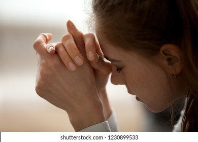 Cerca de una mujer enojada, triste y triste por tener problemas en la vida o en las relaciones, una mujer frustrada con los ojos cerrados por la desesperación piensa en la solución del problema, lastima a una niña con el corazón roto después de una ruptura o una mala noticia