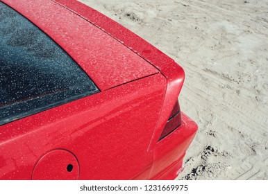 Mobil sport merah, ditinggalkan di gurun dengan cepat
