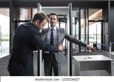 El hombre de seguridad verifica al hombre de negocios en la entrada del edificio de oficinas o del aeropuerto