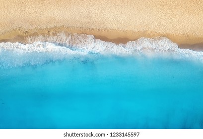 平面図からのビーチと波。平面図からターコイズ ブルーの水の背景。空から見た夏の海。ドローンからのトップ ビュー。旅行のコンセプトとアイデア