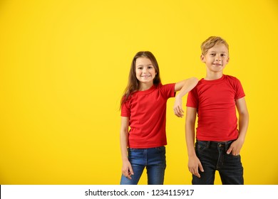 Schattige kinderen in t-shirts op gekleurde achtergrond