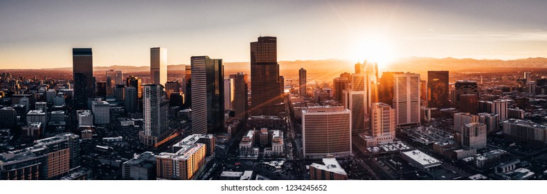 Ảnh chụp bằng máy bay không người lái trên không - Thành phố Denver Colorado lúc hoàng hôn. Dãy núi Rocky ở đường chân trời