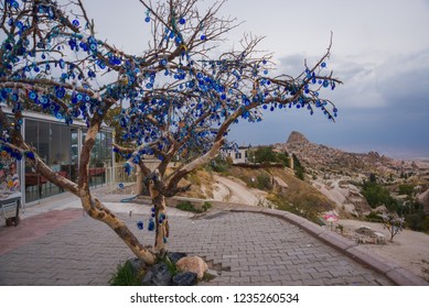 Capadocia, Turquía: árbol colgando amuletos de Nazar, un objeto especial en forma de ojo que protege contra el mal de ojo