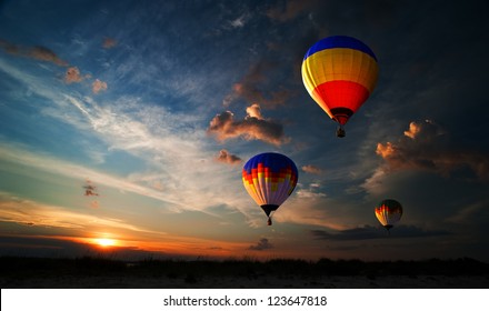 Colorido globo aerostático vuela al amanecer