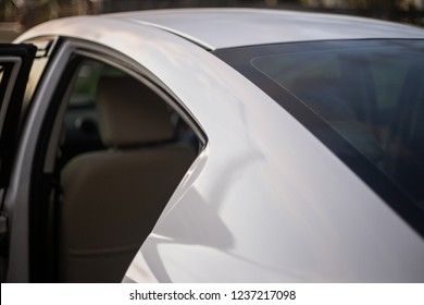 Auto bianca. Auto di lusso. Messa a fuoco selettiva.