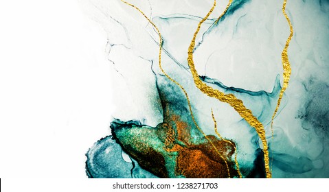 Transparente Kreativität, moderne Kunst. Tintenfarben sind erstaunlich hell, leuchtend, durchscheinend, frei fließend und trocknen schnell. Natürliches Muster, Luxus. Abstrakte Grafik, trendiger Stil. Grün, Blau, Gold.
