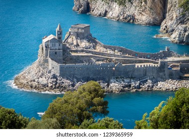 Porto Venere (Portovenere), Liguria, Italia: hermosa vista aérea aérea de la Iglesia de San Pedro (Chiesa di San Pietro) desde la isla de Palmaria cerca de Cinque Terre con la gruta de Byron