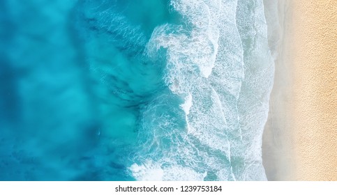 平面図からのビーチと波。平面図からターコイズ ブルーの水の背景。空から見た夏の海。ドローンからのトップ ビュー。旅行のコンセプトとアイデア