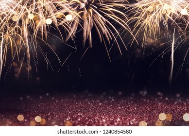 Goud en rood vuurwerk en bokeh op oudejaarsavond en kopieer ruimte. Abstracte achtergrond wintervakantie.