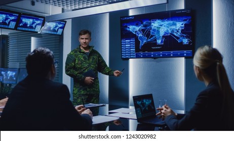 Hooggeplaatste militair houdt een briefing voor een team van regeringsagenten en politici, toont satellietbeelden van bewakingsbeelden.
