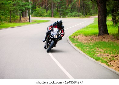 Sport Biker Racing di Jalan di hutan