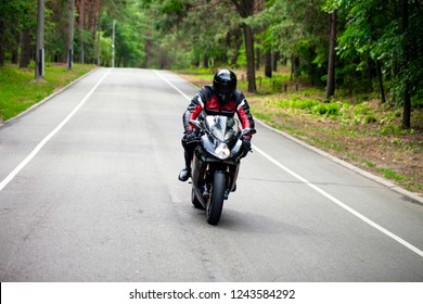 Sport Biker Racing di Jalan di hutan