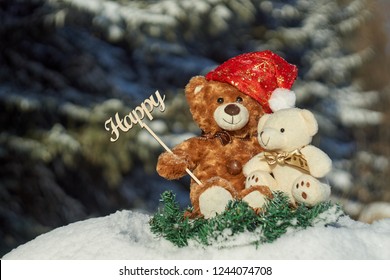 Teddybären sitzen in einem winterlichen Nadelwald und halten ein Schild "Happy". Teddy-Urlaub.