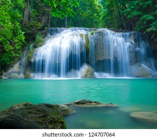 Diepe boswaterval bij Erawan-waterval Nationaal Park Kanjanaburi Thailand