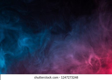 Primer plano de humo colorido sobre un fondo negro