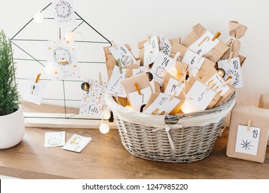 Lịch mùa vọng chờ Giáng sinh. Bảng ghi chú trang trí dây với thẻ Giáng sinh. Giỏ đựng phong bì có ghi số và nhiệm vụ cho trẻ đứng trên tủ